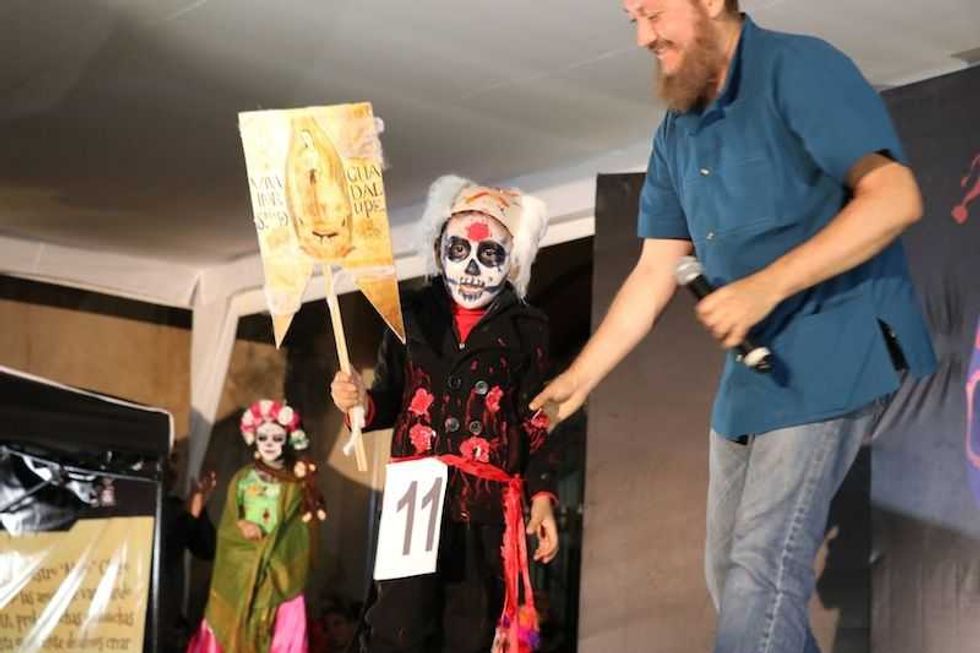 pequenos representan la fiesta de los muertos en san juan del rio77