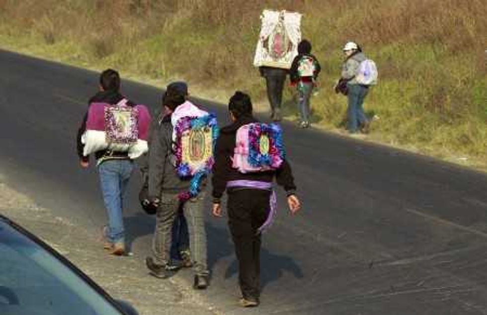 PEREGRINAN PARA VER A LA VIRGEN MORENA