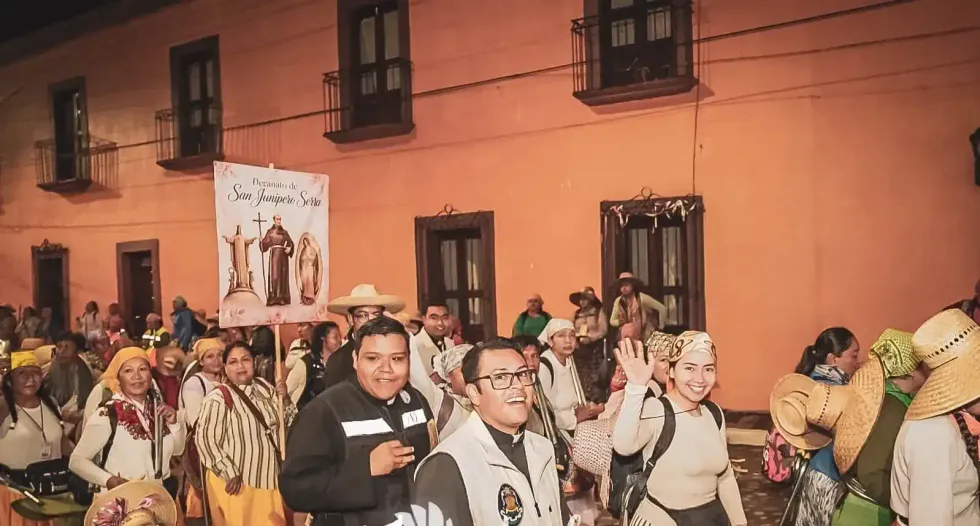 Peregrinas del Decanato de San Jun\u00edpero Serra caminan junto a un sacerdote durante la peregrinaci\u00f3n femenina al Tepeyac