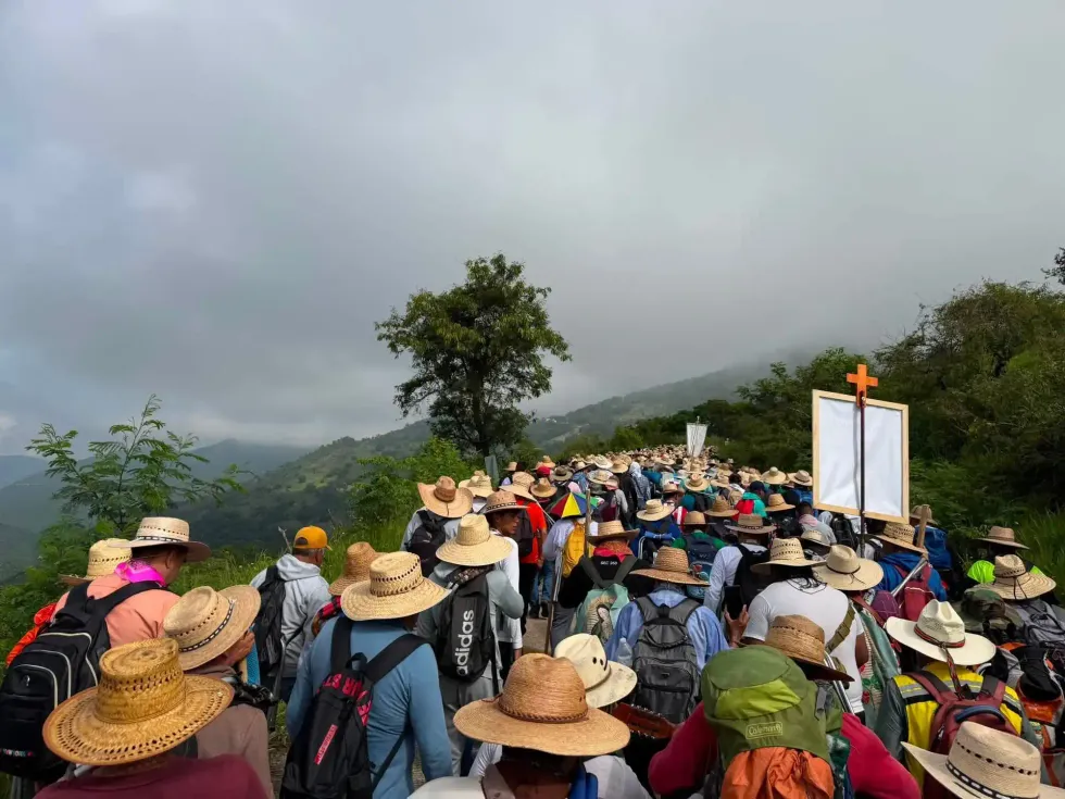 Peregrinos cargan las andas con el Sant\u00edsimo Sacramento durante la peregrinaci\u00f3n al Tepeyac en la Sierra Gorda