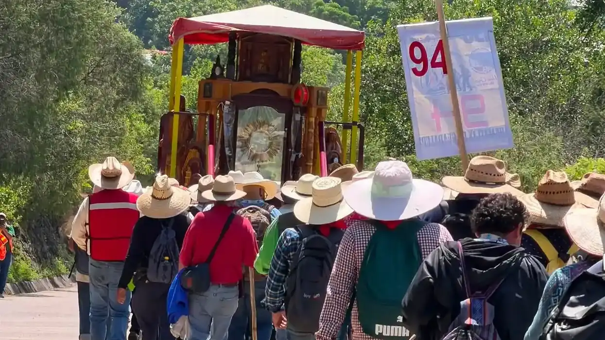 Peregrinos cargan las andas con el Santísimo Sacramento durante la peregrinación al Tepeyac en la Sierra Gorda