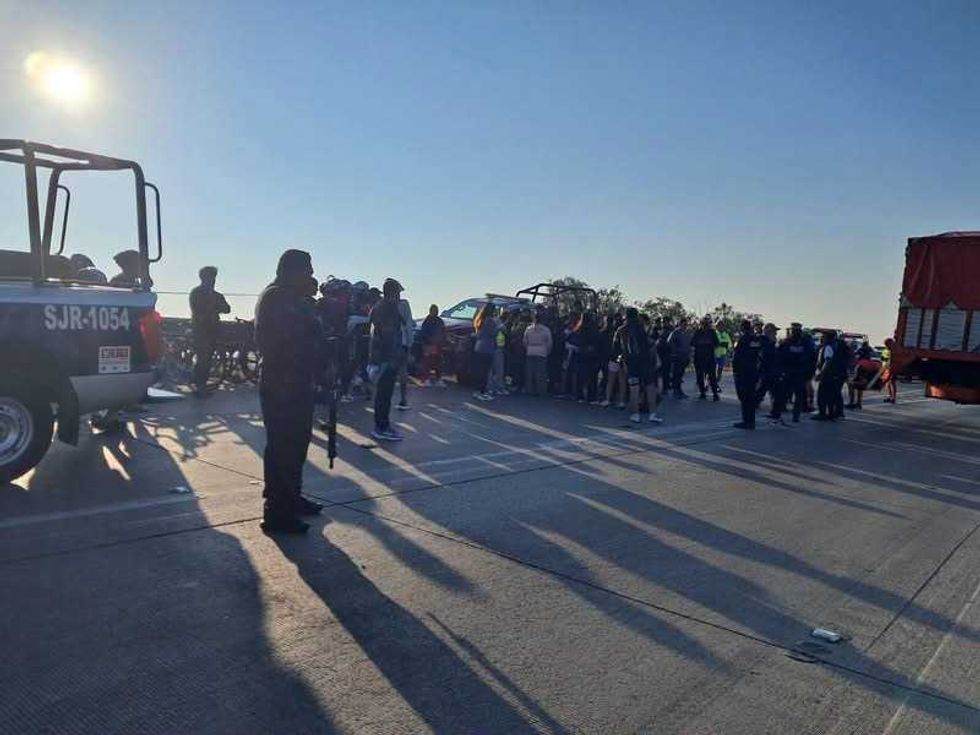 Peregrinos ciclistas, polic\u00edas municipales y veh\u00edculos oficiales permanecen sobre la autopista M\u00e9xico-Quer\u00e9taro durante las diligencias posteriores al accidente registrado en Loma Linda.