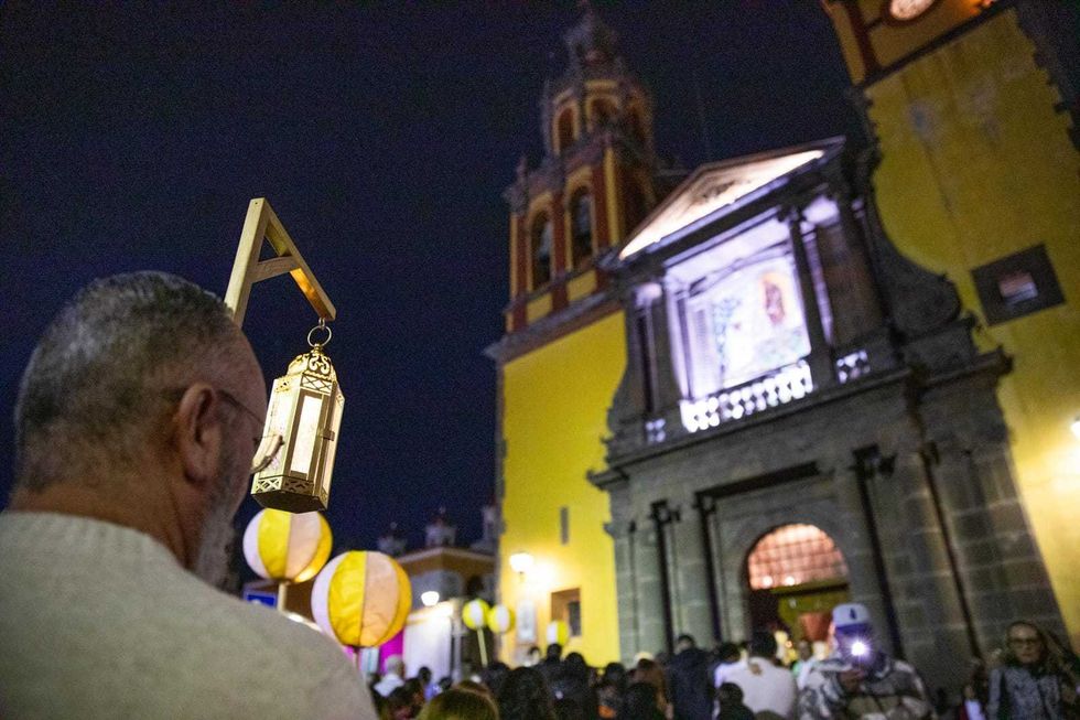 Peregrinos portan farolitos en avenida Ju\u00e1rez de San Juan del R\u00edo durante la procesi\u00f3n a la Virgen de Guadalupe.