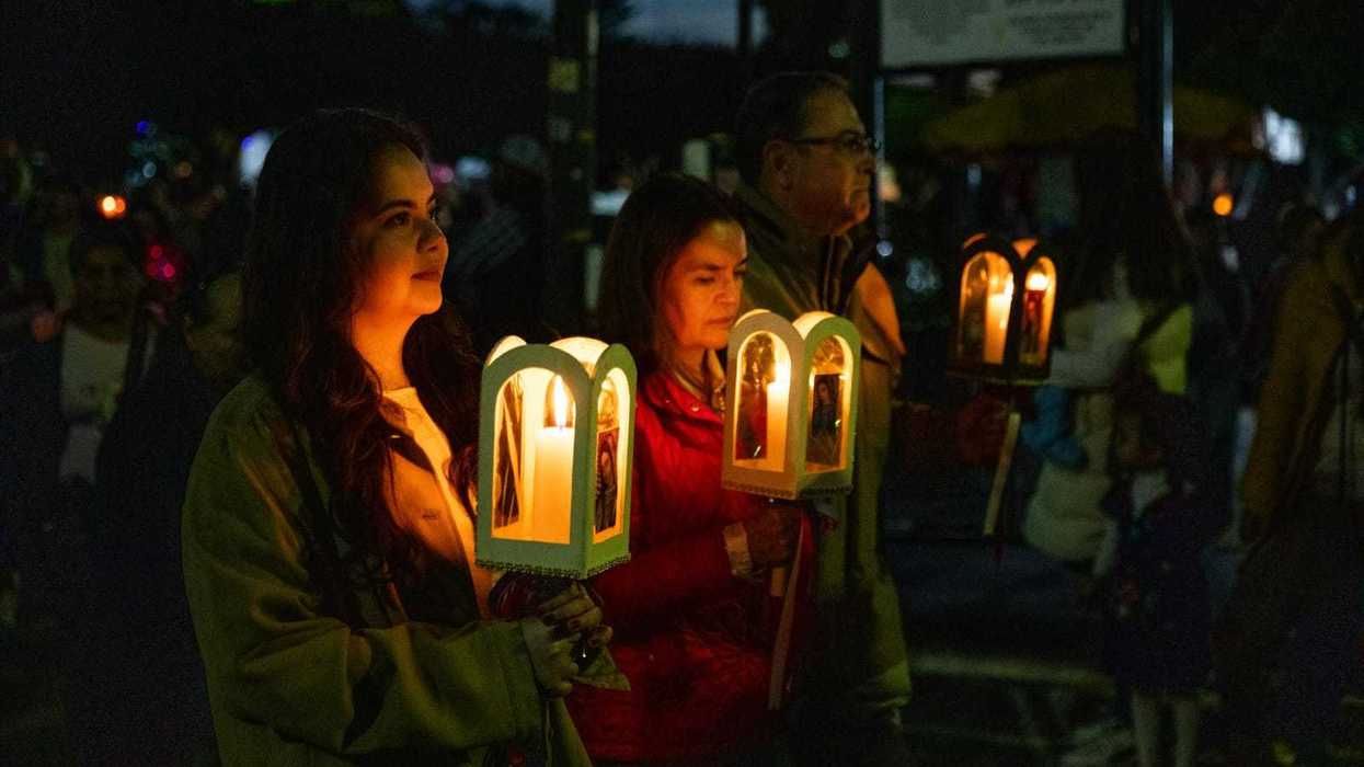Peregrinos portan farolitos en avenida Juárez de San Juan del Río durante la procesión a la Virgen de Guadalupe.