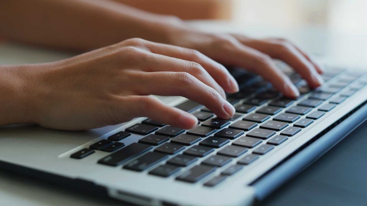 Periodistas cubanas en redacción. El estudio analizó 116 noticias en 11 medios cubanos donde mujeres representan solo 19% de personas mencionadas.