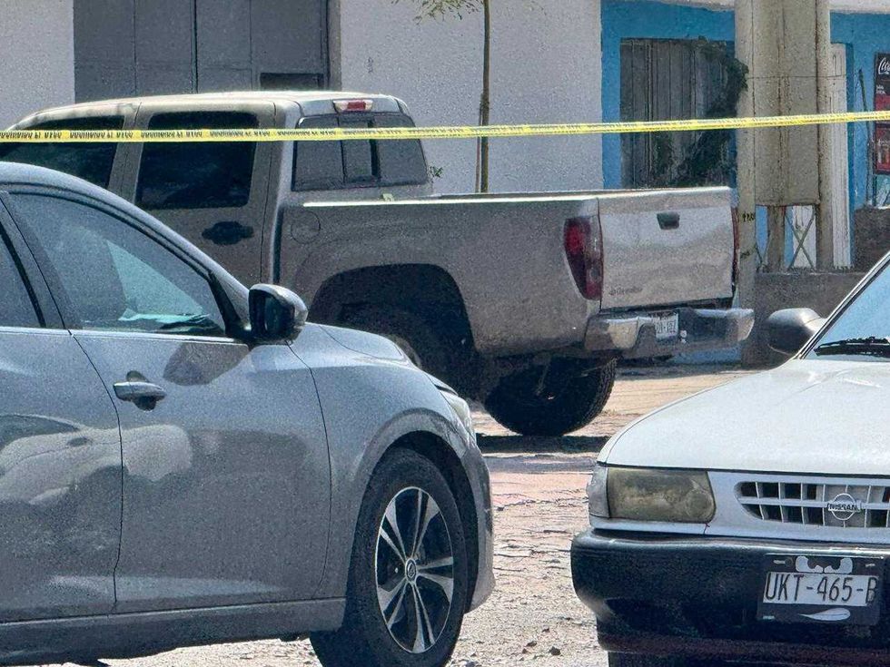 Peritos de la Fiscal\u00eda General del Estado realizan trabajos periciales junto a camioneta Chevrolet doble cabina abandonada en carretera San Pedro Aguacatl\u00e1n-La Llave, San Juan del R\u00edo, Quer\u00e9taro