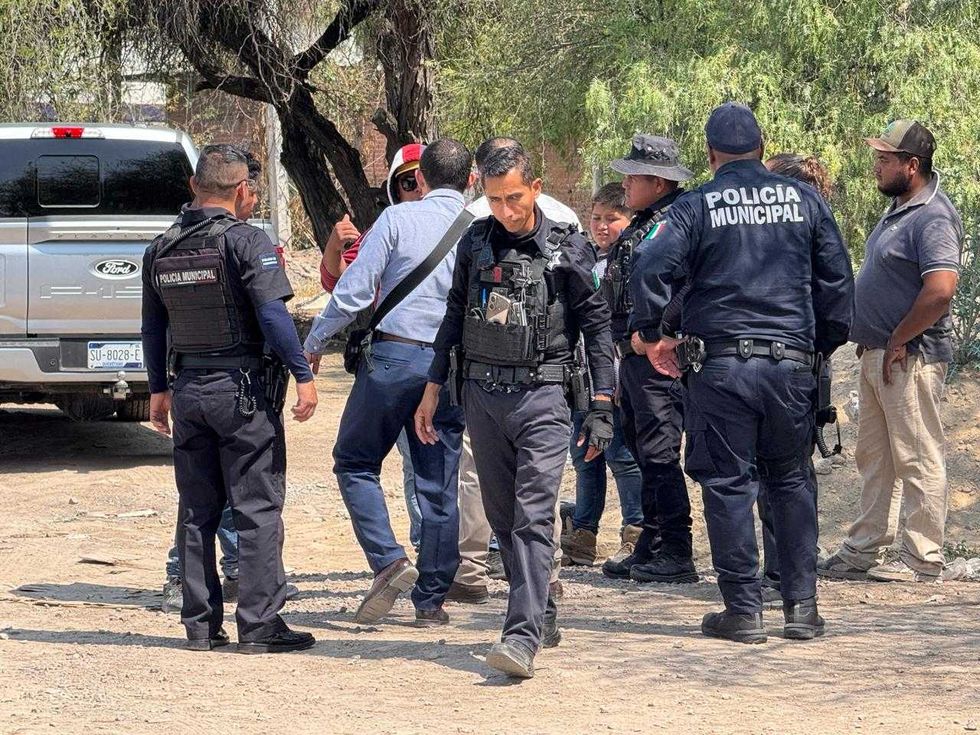 Peritos de la Fiscal\u00eda General del Estado realizan trabajos periciales junto a camioneta Chevrolet doble cabina abandonada en carretera San Pedro Aguacatl\u00e1n-La Llave, San Juan del R\u00edo, Quer\u00e9taro