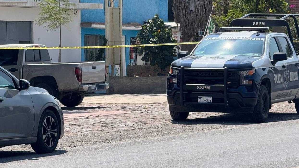 Peritos de la Fiscal\u00eda General del Estado realizan trabajos periciales junto a camioneta Chevrolet doble cabina abandonada en carretera San Pedro Aguacatl\u00e1n-La Llave, San Juan del R\u00edo, Quer\u00e9taro