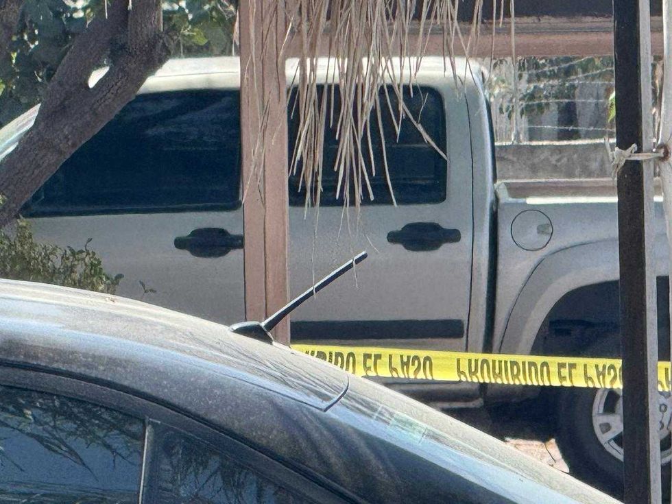 Peritos de la Fiscal\u00eda General del Estado realizan trabajos periciales junto a camioneta Chevrolet doble cabina abandonada en carretera San Pedro Aguacatl\u00e1n-La Llave, San Juan del R\u00edo, Quer\u00e9taro