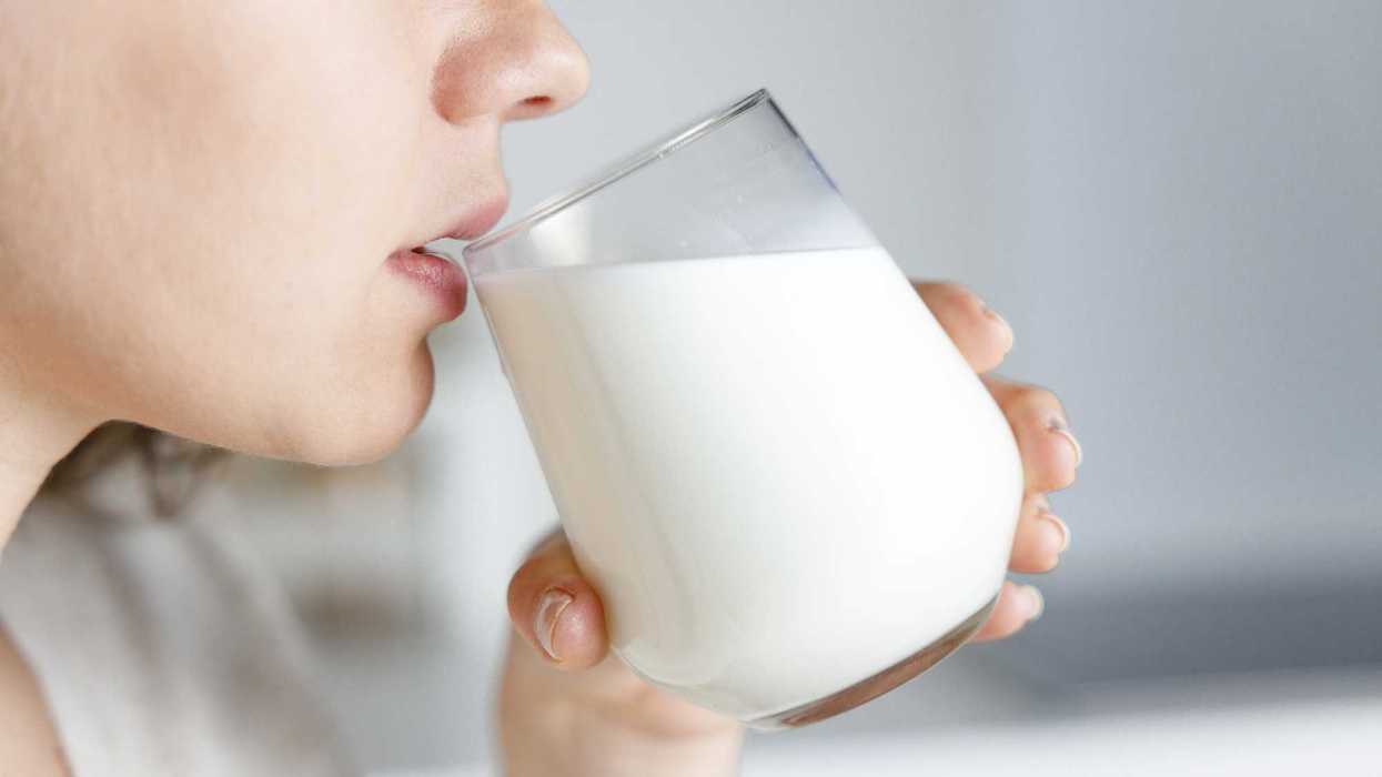 Persona bebe un vaso de leche mientras Profeco compara precios por marca en México