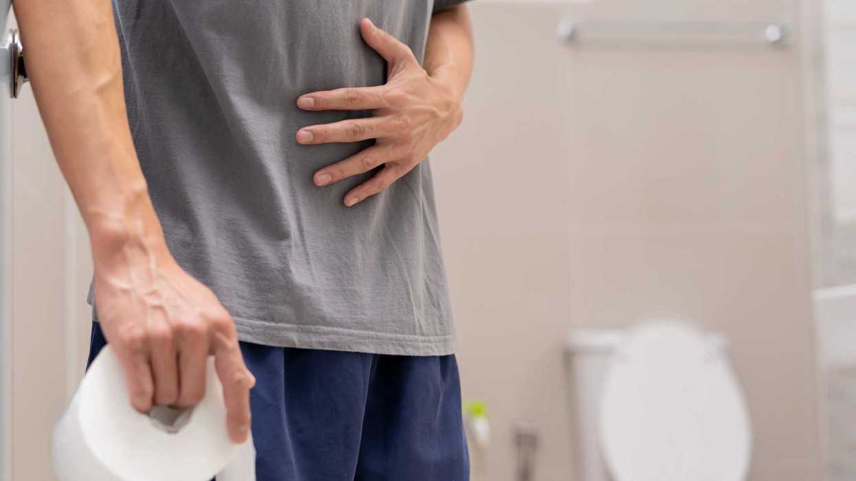 Persona con malestar gastrointestinal en un baño, en el contexto de la investigación sanitaria de México sobre el brote de ciclosporiasis reportado en 2026.
