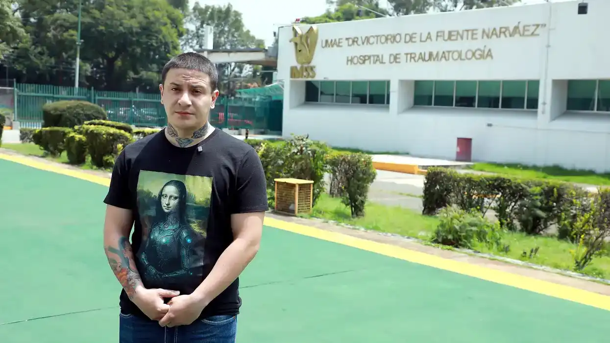 Persona de pie frente a la fachada del Hospital de Traumatología y Ortopedia "Dr. Victorio de la Fuente Narváez" del IMSS.