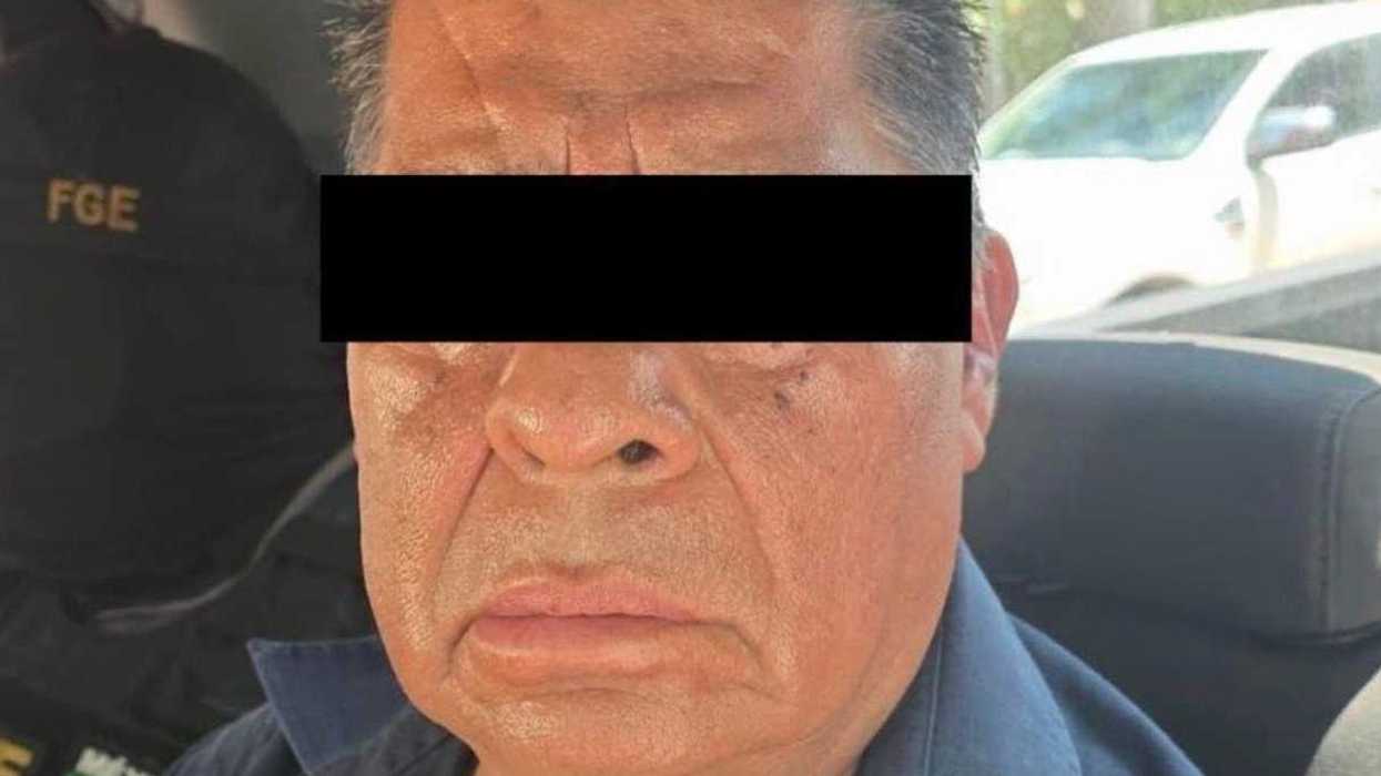 Persona detenida con los ojos cubiertos durante el operativo contra la extorsión en Guerrero.