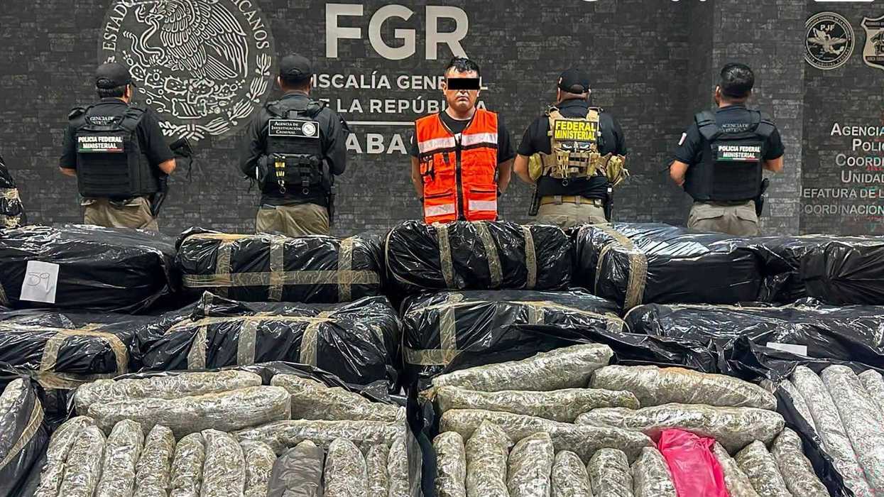Persona detenida con rostro cubierto junto a agentes de seguridad y paquetes de marihuana asegurados en Tabasco