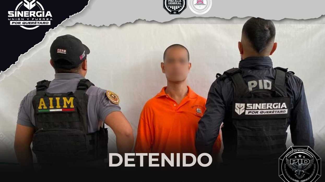 Persona detenida con rostro difuminado, flanqueada por dos agentes de espaldas con chalecos identificados como AIIM y PID, durante operativo de la estrategia Sinergia por Querétaro