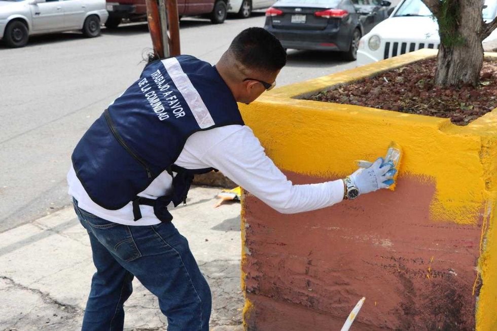 Persona infractora realiza labores de limpieza en jornada de trabajo comunitario en Quer\u00e9taro