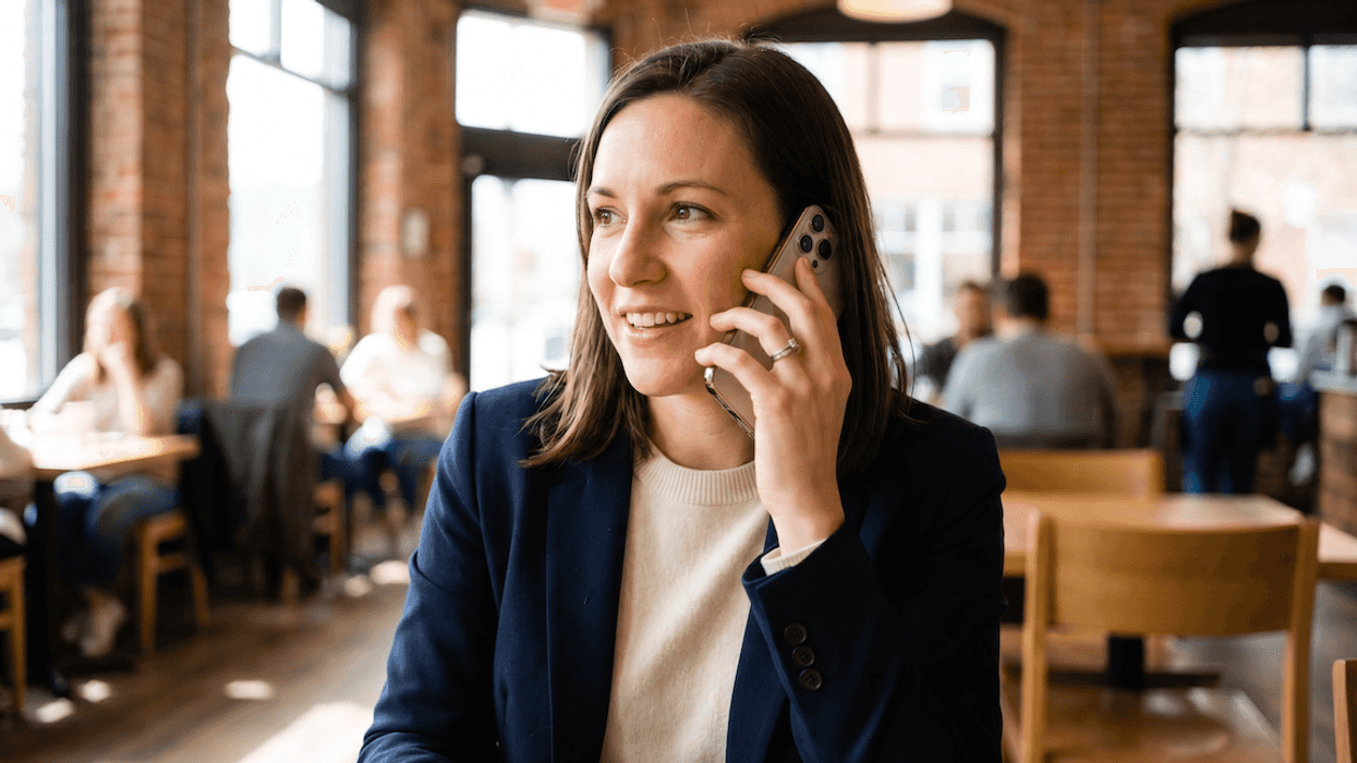 Persona realiza el registro de su línea celular desde la plataforma oficial de su compañía.