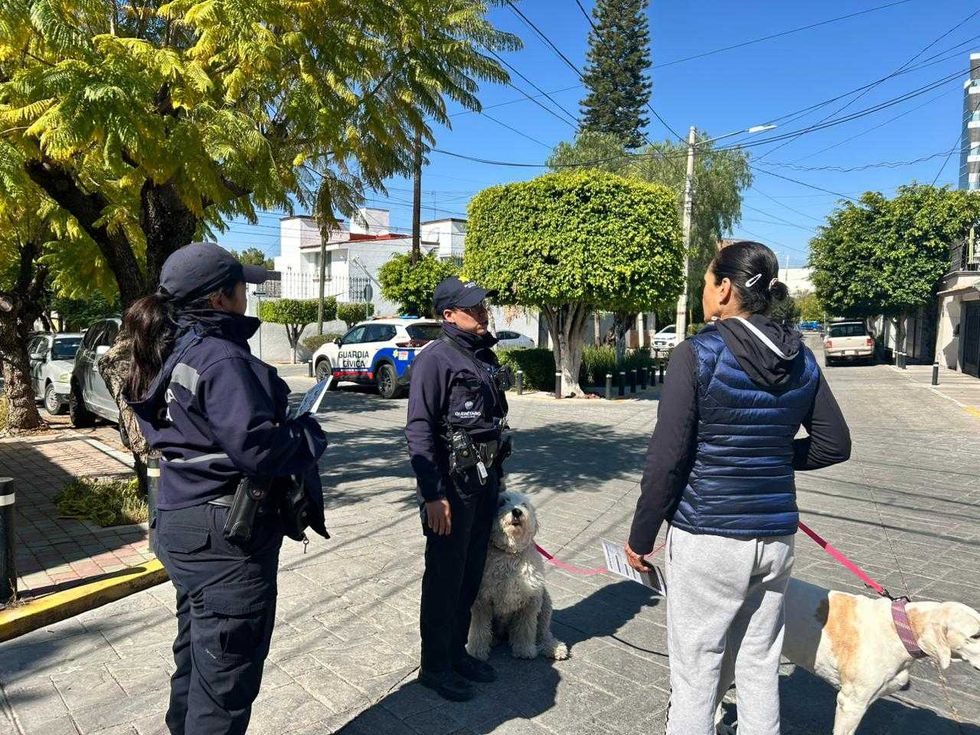 Persona realizando trabajo comunitario de limpieza en espacio p\u00fablico de Quer\u00e9taro bajo supervisi\u00f3n policial