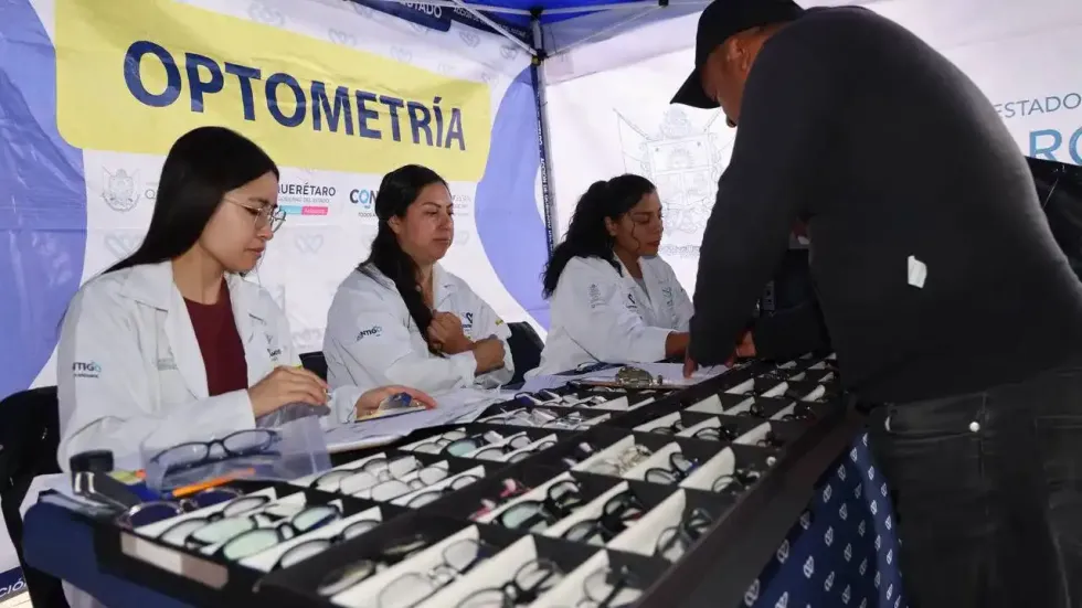 Persona recibe apoyo funcional durante una jornada del DIF Estatal.