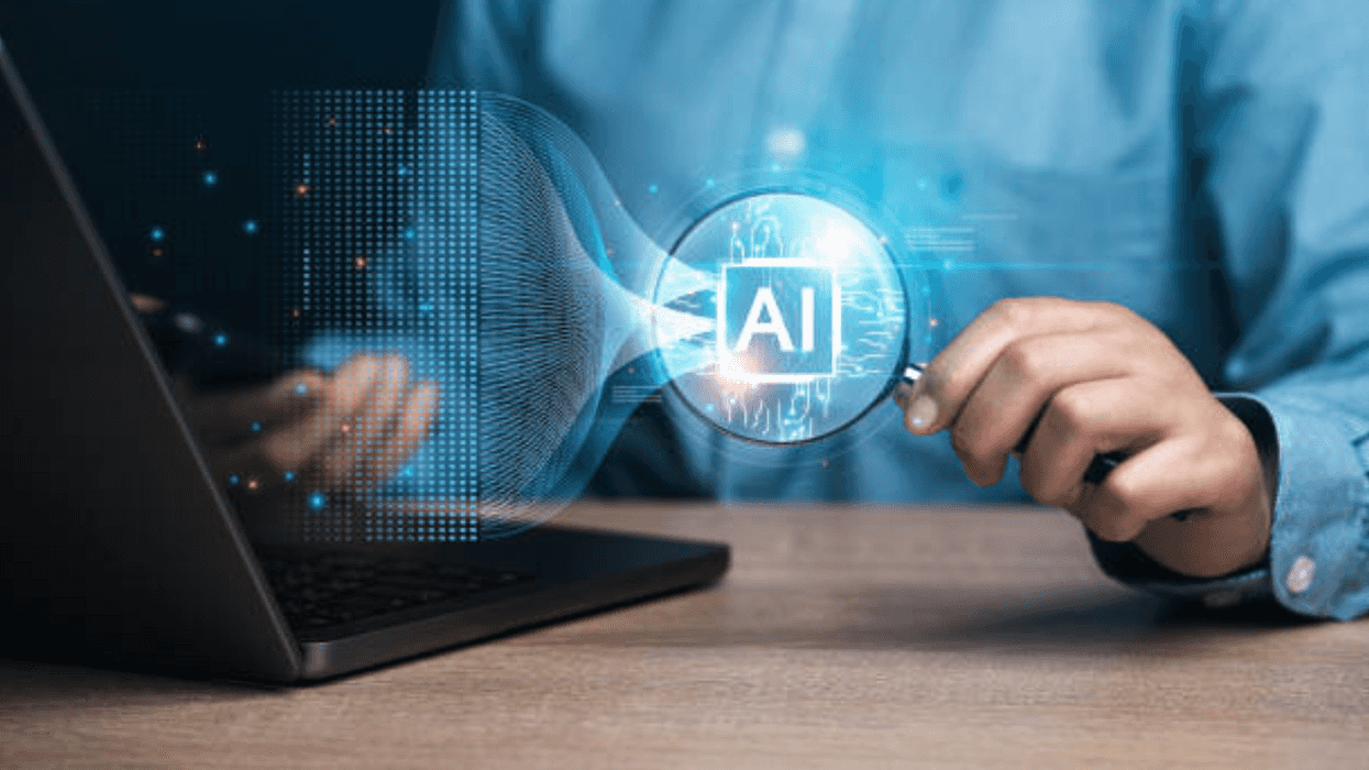 Persona revisa contenido digital en una computadora mientras utiliza herramientas relacionadas con inteligencia artificial.