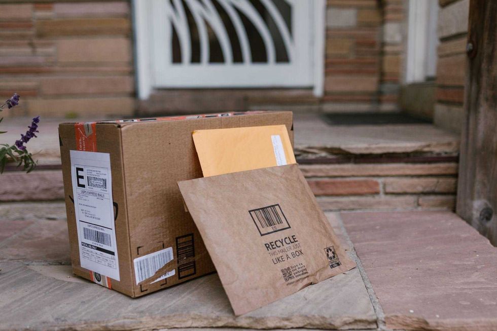 Persona revisa recibos y paga servicios del hogar en l\u00ednea desde una laptop