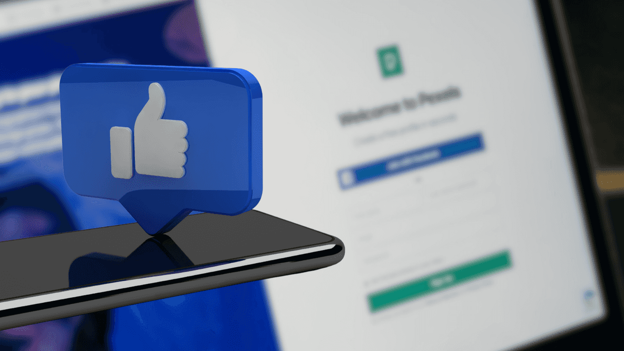 Persona sostiene un teléfono con la aplicación de Facebook que muestra un mensaje de error durante la caída de las plataformas de Meta.