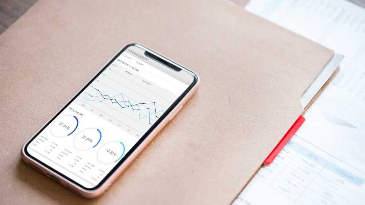 Persona usando smartphone para operación financiera digital inclusión móvil México