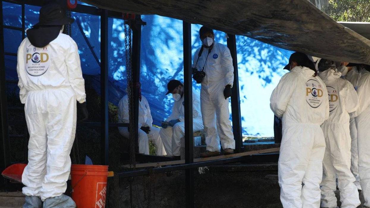 Personal con overoles blancos del Plan de Recuperaciones Controladas en la fosa 26 del Panteón Civil de Dolores