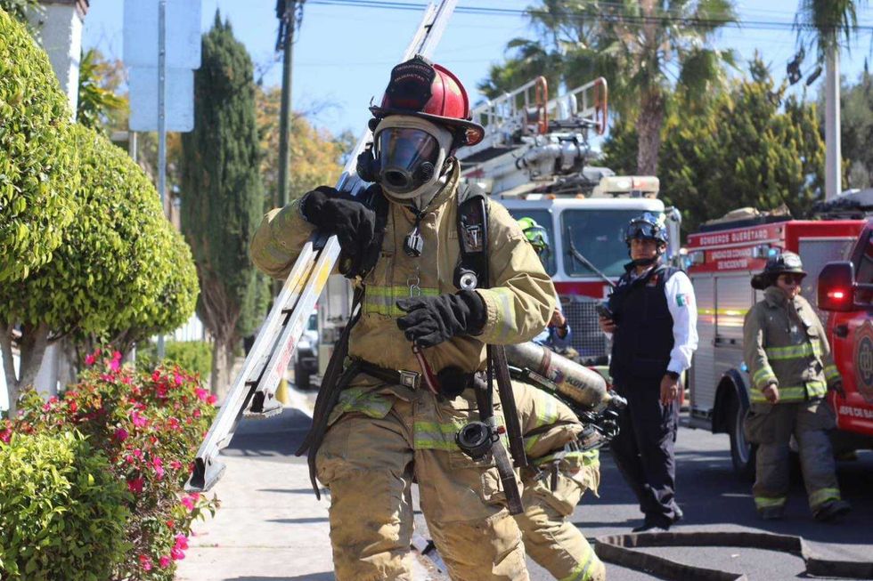 Personal de Bomberos de Quer\u00e9taro realiza maniobras de extinci\u00f3n de incendio en domicilio de Villas del Mes\u00f3n