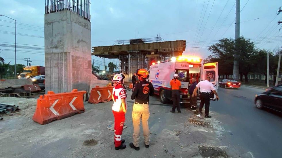 Personal de emergencia atiende volcadura de tractocami\u00f3n con rollos de acero en la avenida Industrias y Miguel Alem\u00e1n, Apodaca