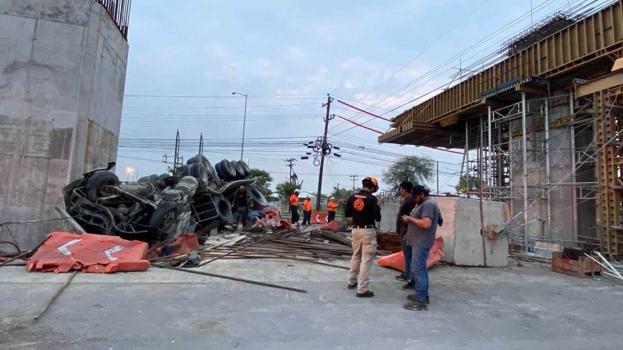 Personal de emergencia atiende volcadura de tractocamión con rollos de acero en la avenida Industrias y Miguel Alemán, Apodaca