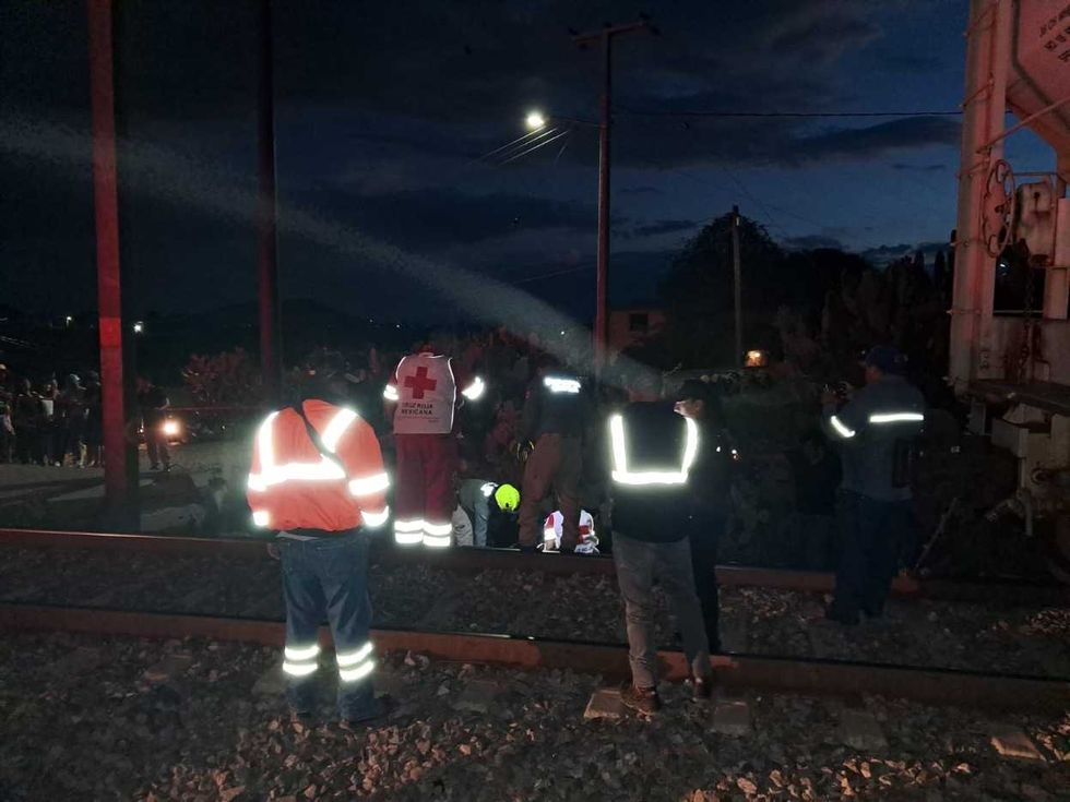 Personal de emergencia y polic\u00edas atienden a una persona lesionada junto a la v\u00eda del tren durante la noche en San Sebasti\u00e1n de las Barrancas