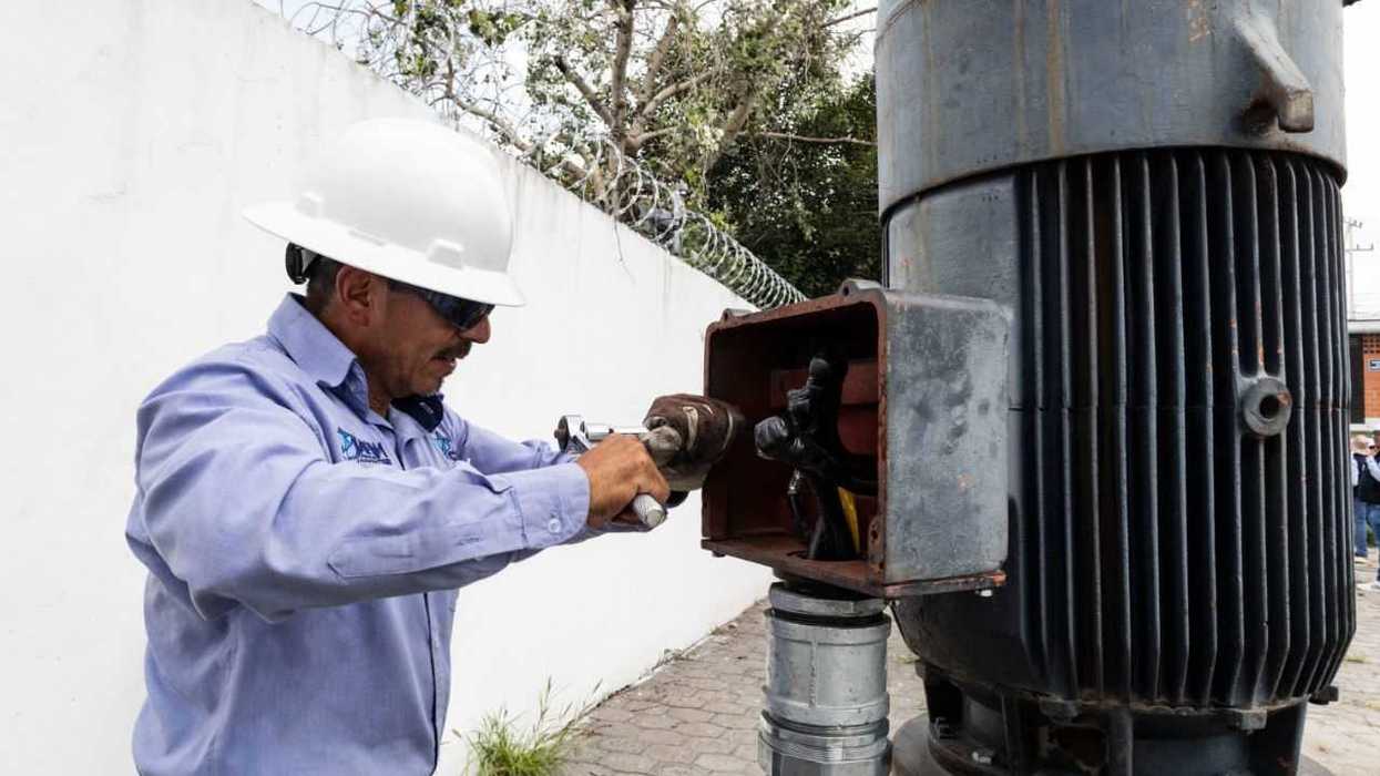 Personal de JAPAM durante trabajos de instalación de macromedidores en pozos de San Juan del Río