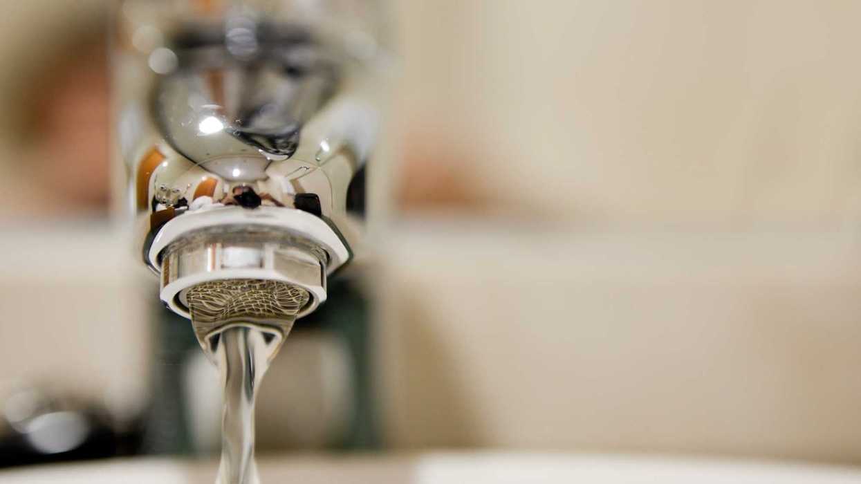 Personal de JAPAM realiza trabajos de mantenimiento en un pozo de agua que provocarán la suspensión temporal del servicio en 18 colonias de Rancho de Enmedio, en San Juan del Río.