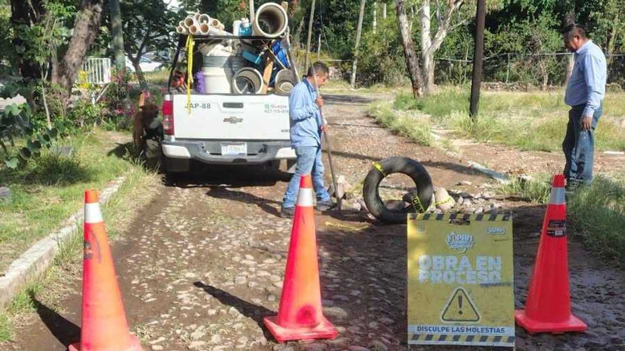 Personal de JAPAM realiza trabajos de reparación en la fuga de agua potable de la calle Nueva Esperanza, colonia Granjas Banthí, San Juan del Río.