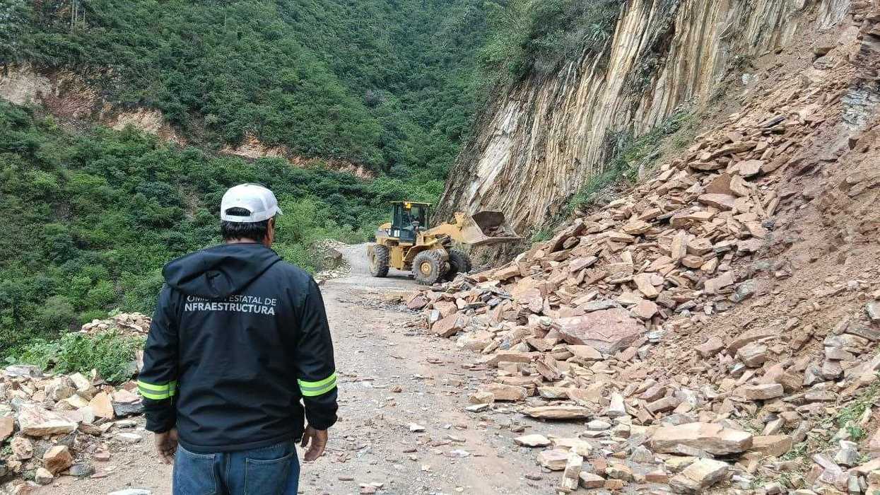 Personal de la Comisión Estatal de Infraestructura y maquinaria retiran un derrumbe en un camino de la Sierra Gorda
