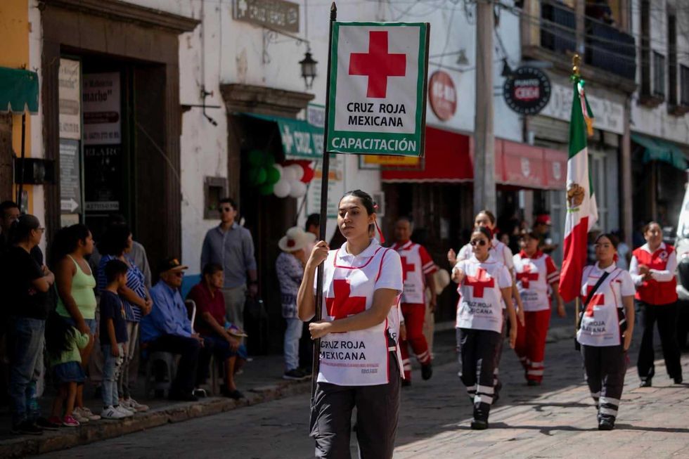 Personal de la Cruz Roja Mexicana marcha en el desfile c\u00edvico-militar en San Juan del R\u00edo