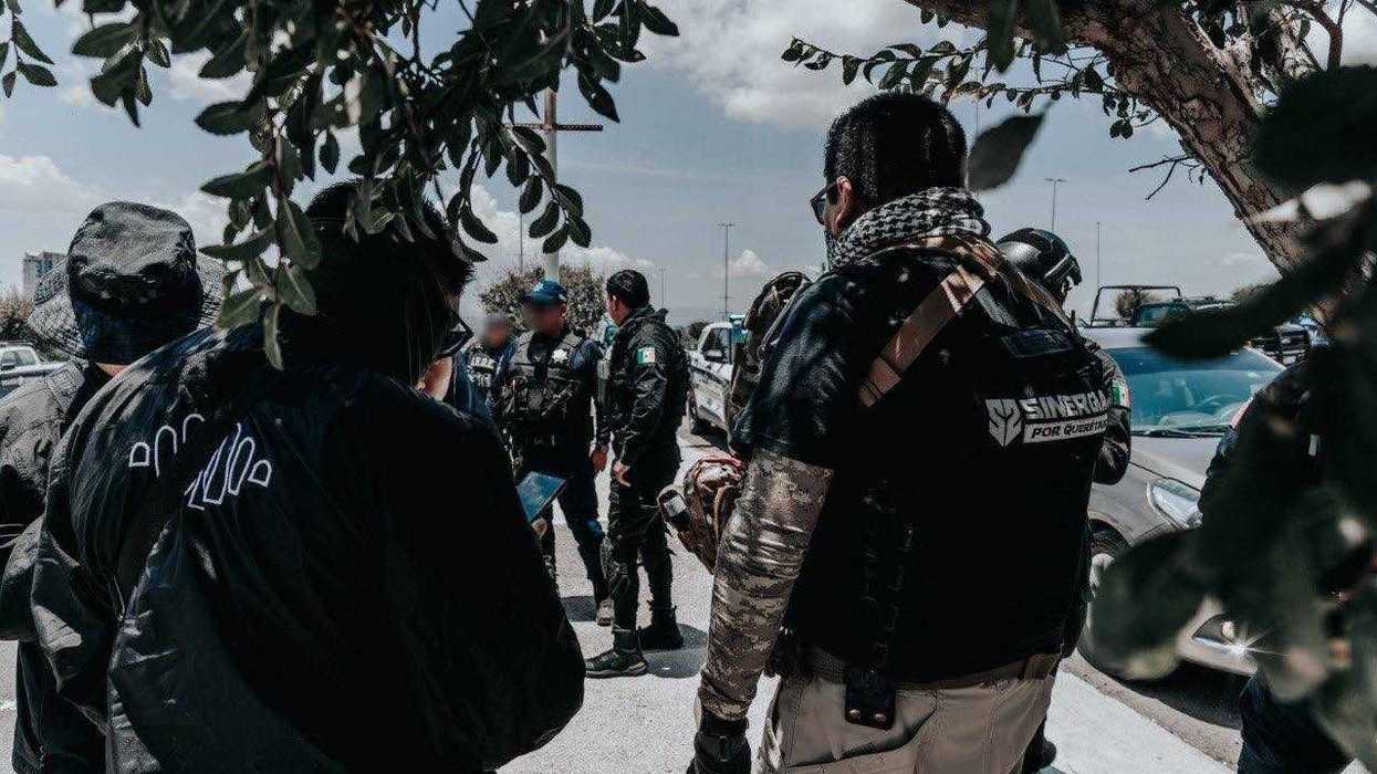 Personal de la estrategia Sinergia por Querétaro durante los cateos simultáneos en San Juan del Río.