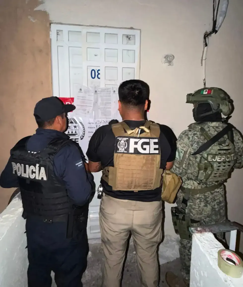 Personal de la Fiscal\u00eda de Quintana Roo, Polic\u00eda Municipal y Ej\u00e9rcito coloca sellos de aseguramiento en un inmueble de Villas del Sol, Playa del Carmen.