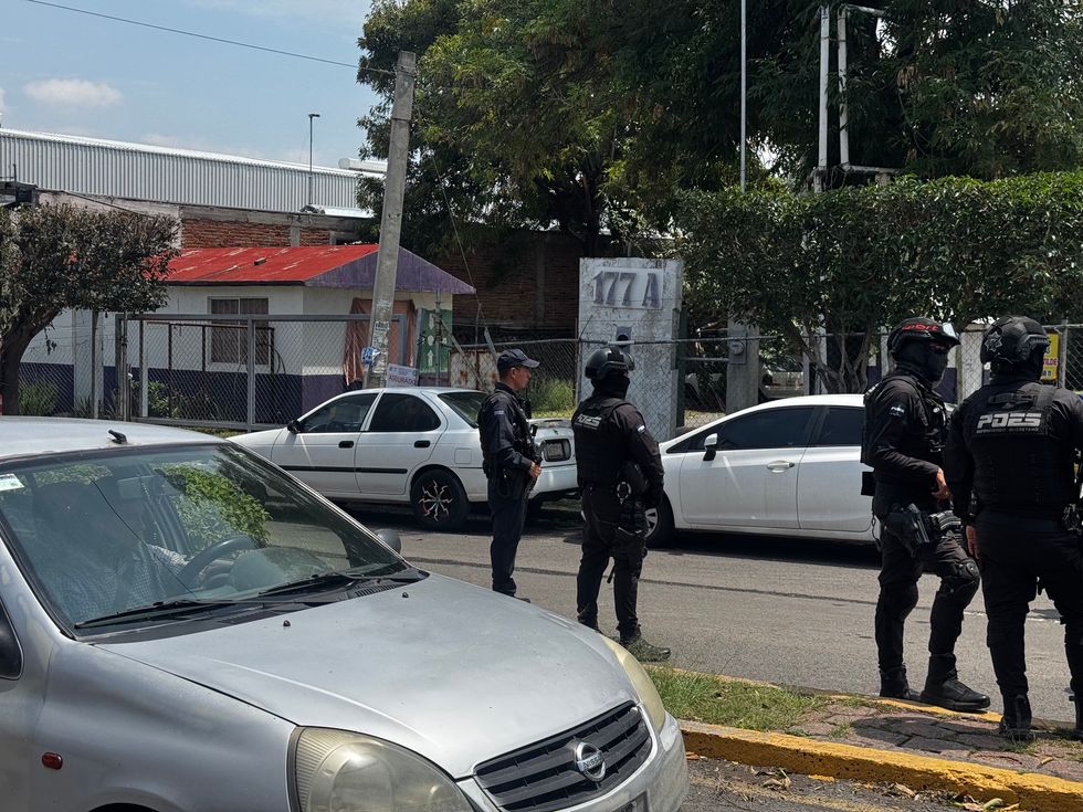 Personal de la Fiscal\u00eda General de la Rep\u00fablica durante el cateo de una gasera en bulevar Hidalgo, San Juan del R\u00edo.