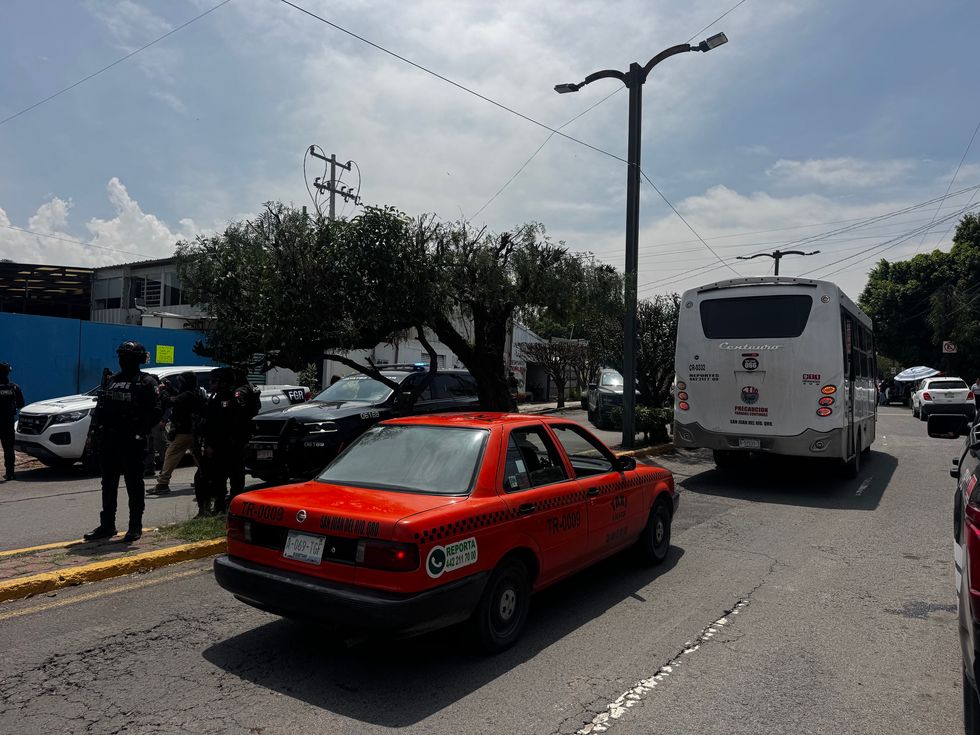 Personal de la Fiscal\u00eda General de la Rep\u00fablica durante el cateo de una gasera en bulevar Hidalgo, San Juan del R\u00edo.