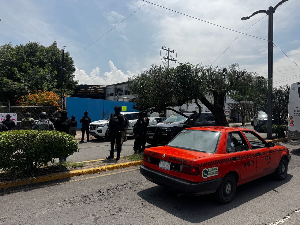 Personal de la Fiscal\u00eda General de la Rep\u00fablica durante el cateo de una gasera en bulevar Hidalgo, San Juan del R\u00edo.