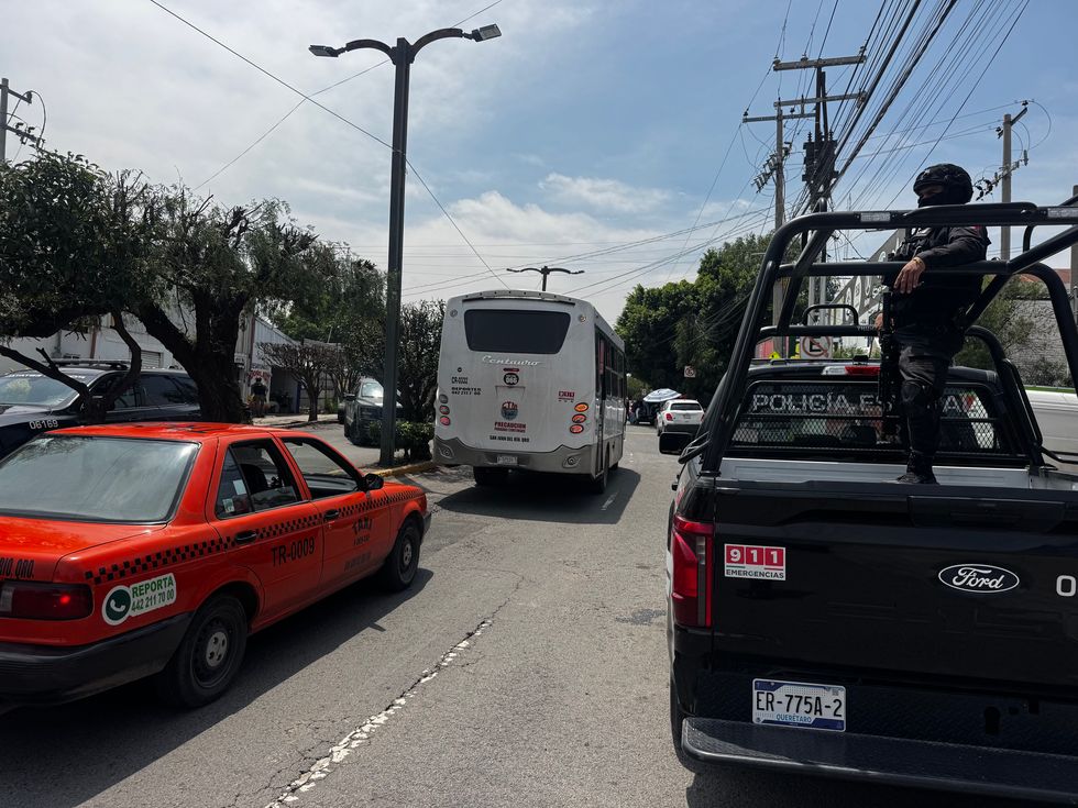 Personal de la Fiscal\u00eda General de la Rep\u00fablica durante el cateo de una gasera en bulevar Hidalgo, San Juan del R\u00edo.
