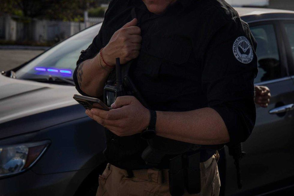 Personal de la Fiscal\u00eda General de Quer\u00e9taro ejecuta cateo en instituci\u00f3n educativa irregular en Horno de Cal, Tolim\u00e1n, tras querellas por fraude acad\u00e9mico