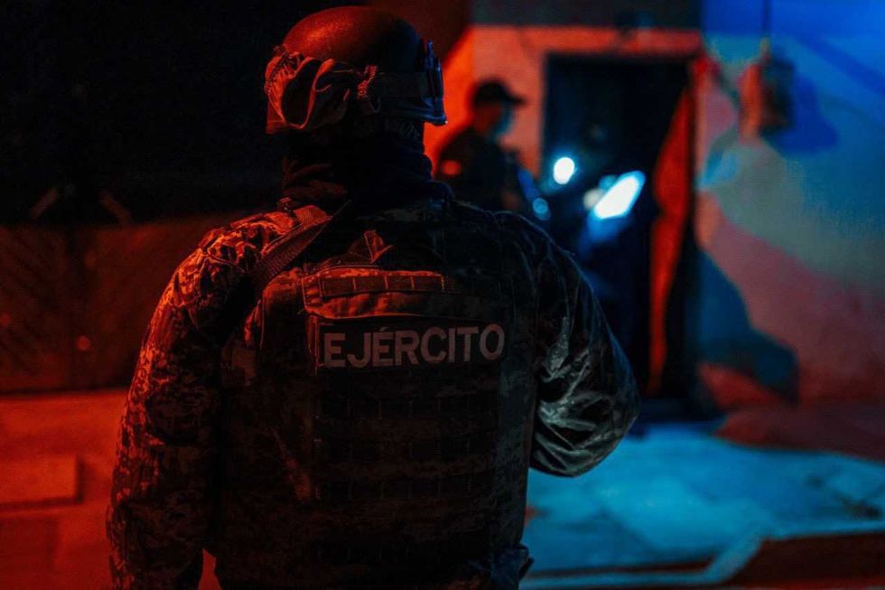 Personal de la Fiscal\u00eda General del Estado durante operativo Sinergia en Cadereyta de Montes, Landa de Matamoros y Amealco de Bonfil en Quer\u00e9taro