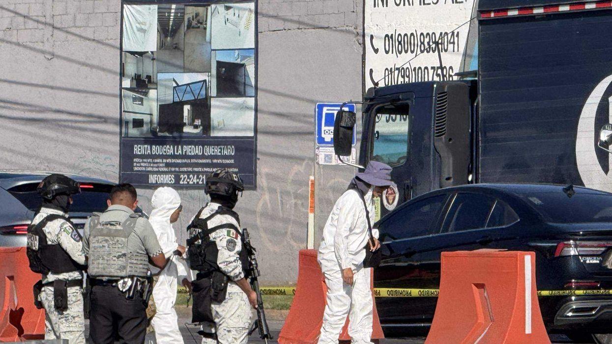 Personal de la Fiscalía de Querétaro realiza levantamiento en carretera México-Querétaro tras atropellamiento mortal.