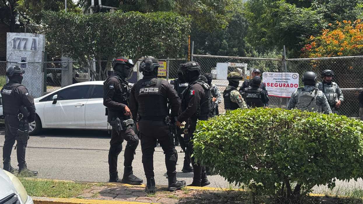 Personal de la Fiscalía General de la República durante el cateo de una gasera en bulevar Hidalgo, San Juan del Río.