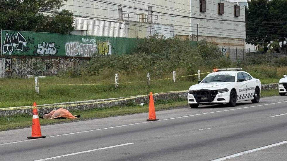 Personal de la Guardia Nacional resguarda el kilómetro 198 de la autopista México-Querétaro donde fue localizado el cuerpo.