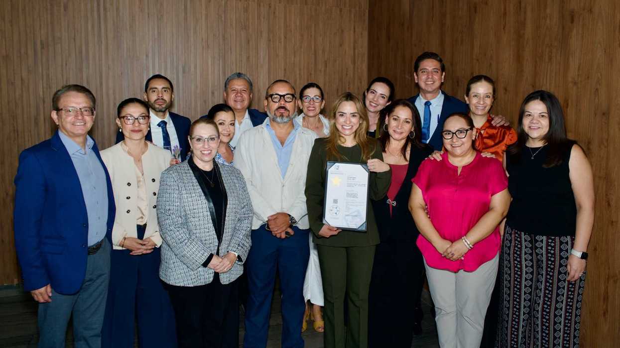 Personal de la Oficialía Mayor de Querétaro posa con el certificado nivel oro en igualdad laboral y no discriminación