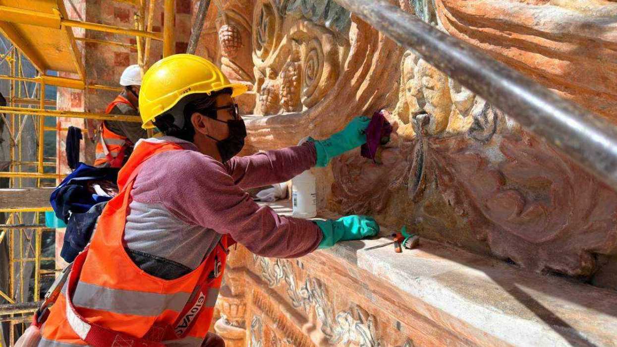 Personal de la SDUOP trabaja en la consolidación de estucos de la portada. Misión será restaurada completamente en el primer bimestre de 2026 con inversión bipartita.